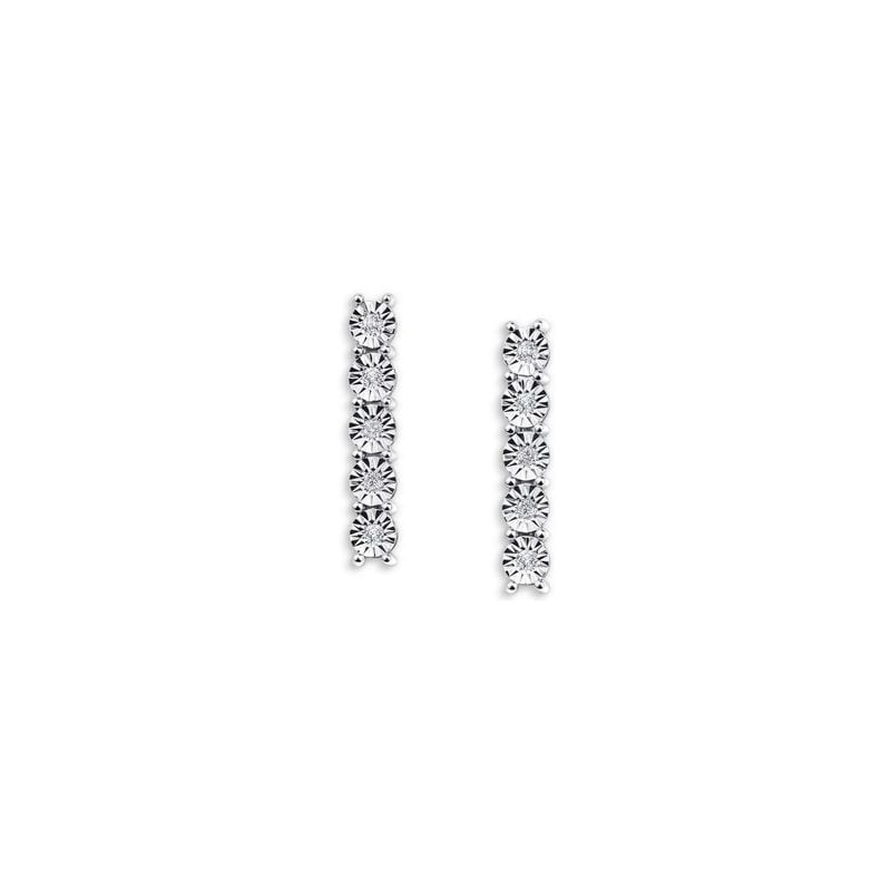 Boucles d'oreilles pendantes Mauboussin en argent, cinq diamants ronds par pièce sur fond blanc.