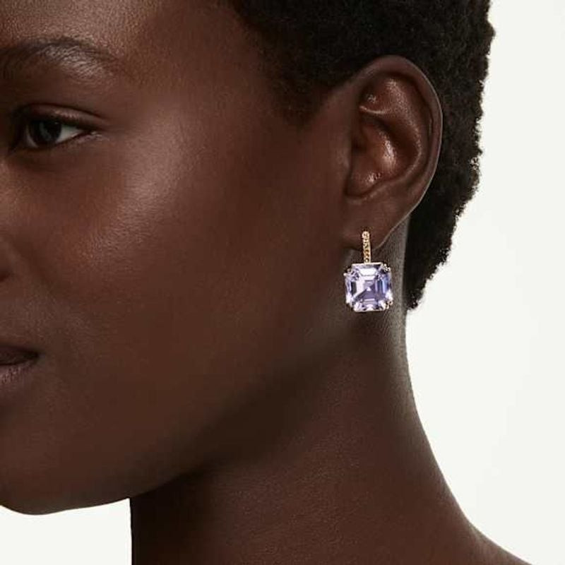 Boucles d'oreilles pendantes Swarovski carré cristal violet plaqué or portées en tenue de soirée