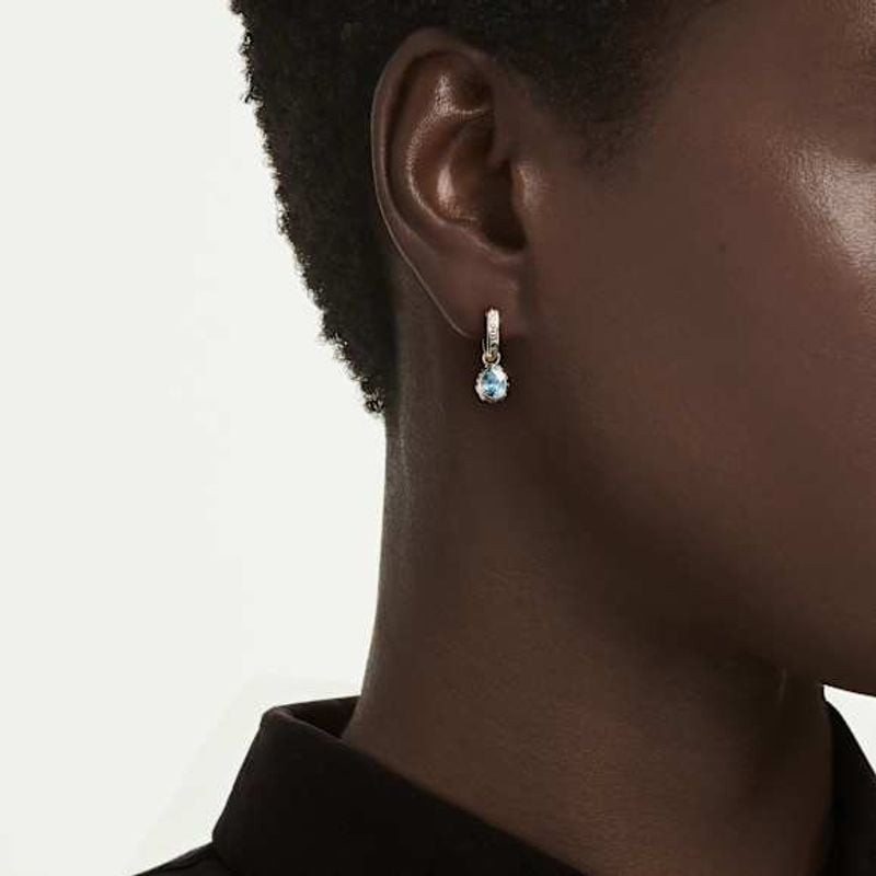 Femme élégante portant les boucles d'oreilles pendantes Swarovski Chroma Poire Or Jaune 18 Carats lo