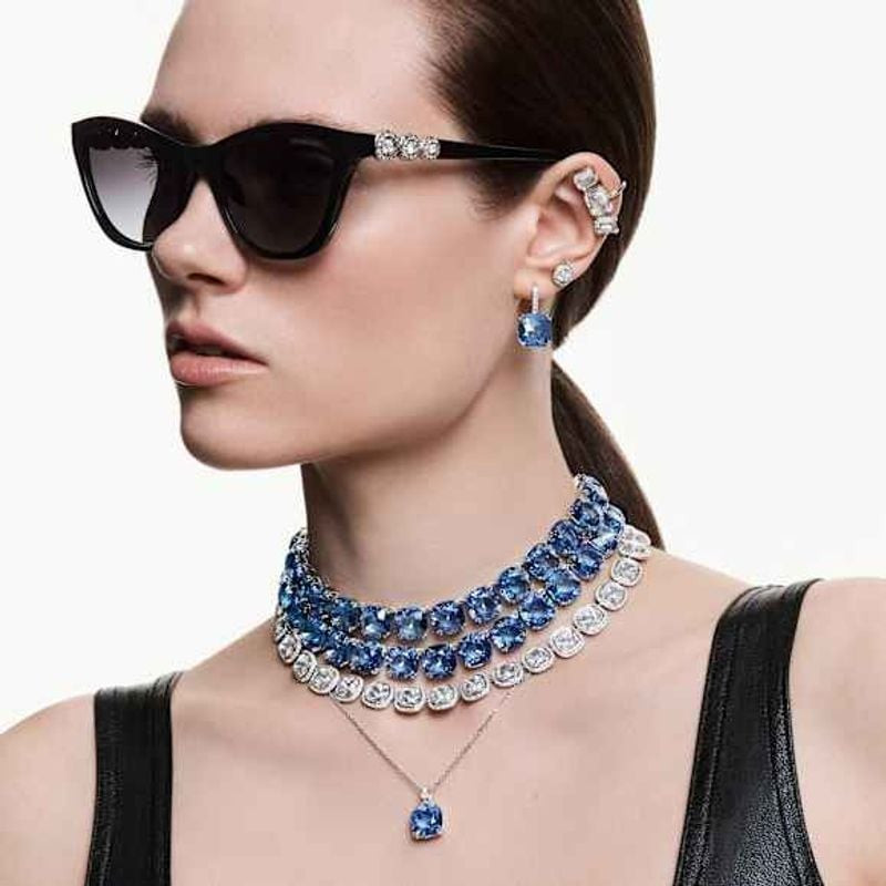 Boucles d'Oreilles Pendantes Swarovski Coussin Cristaux Plaqué Rhodium portées lors d'une soirée élé