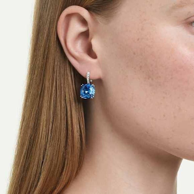 Femme portant les Boucles d'Oreilles Pendantes Swarovski Coussin Cristaux Plaqué Rhodium, éclat bleu