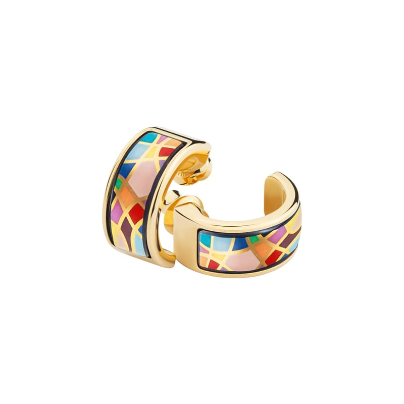 Vue inclinée des boucles d'oreilles demi-créoles FREYWILLE Heavenly Joy, tiges dorées et mosaïque d'