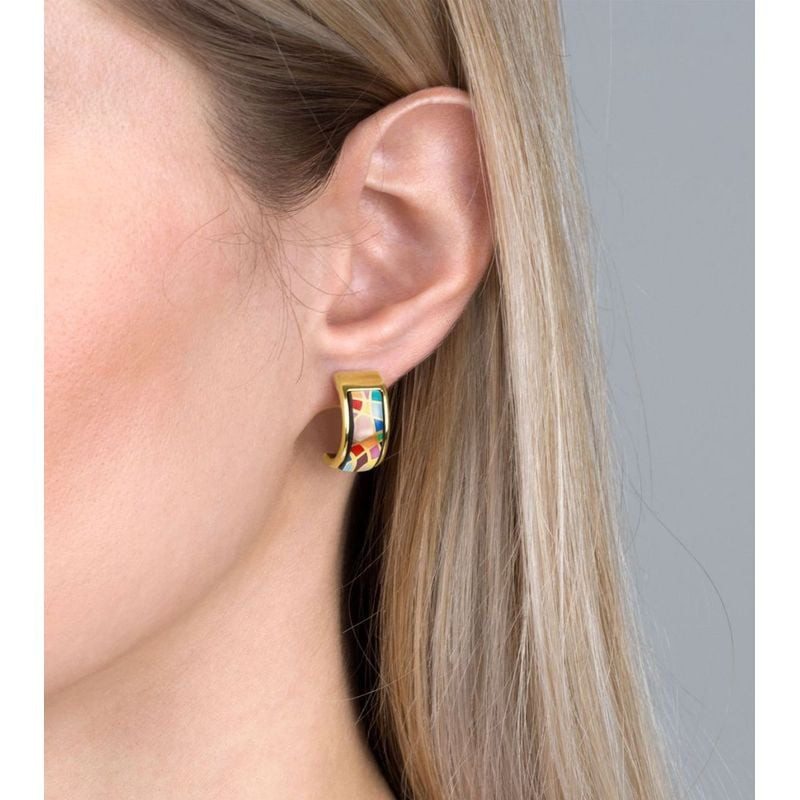 Boucle d'oreille demi-créole FREYWILLE Heavenly Joy portée sur l'oreille d'un mannequin blond, détai
