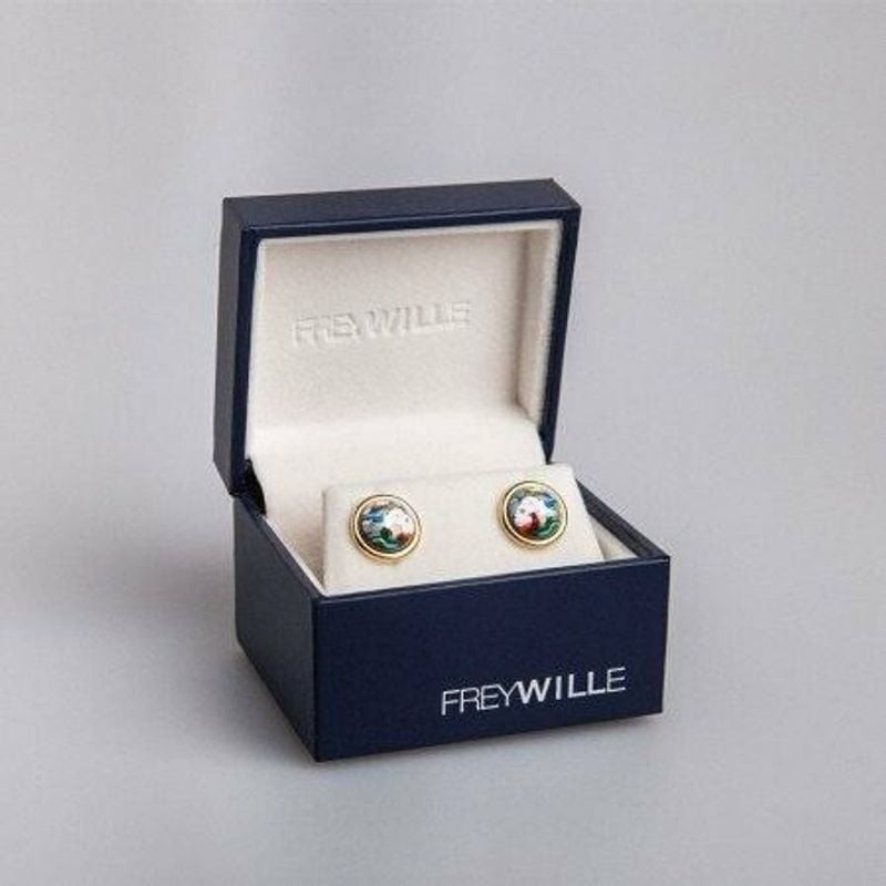 Boucles d'oreilles émail Cabochon FREY WILLE dans un écrin bleu marine ouvert, intérieur crème et lo