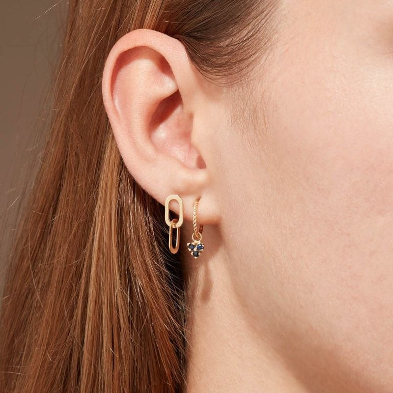 Boucles d'oreilles Clous Jackie 585 Milliemes Maillons Trombone Entrelacés Or Jaune portées au quoti