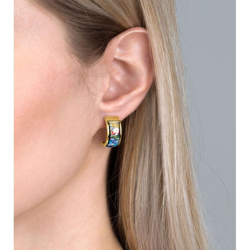 Boucles d'oreilles Créoles FREY WILLE Orangerie Émail plaqué or portées lors d'une soirée élégante