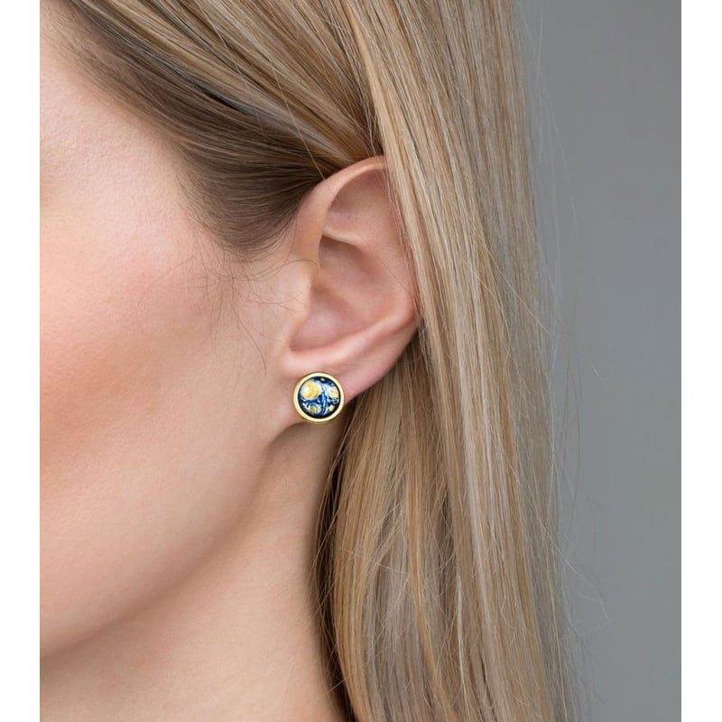 Boucles d'Oreilles Clous Frey Wille Cabochon Éternité Plaqué Or portées en tenue de soirée