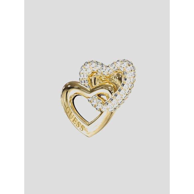 Gros plan boucle d'oreille Guess Beloved avec cœur doré poli et logo Guess gravé près d'un cœur en c