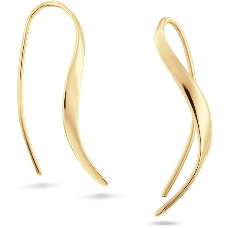 Gros plan des boucles d'oreilles Jackie Gold Beaulieu en or 14 carats, courbe ouverte sculpturale et