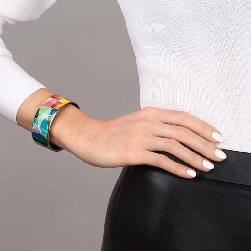Bracelet jonc FREY WILLE Joie Céleste émail doré porté au poignet, élégance viennoise