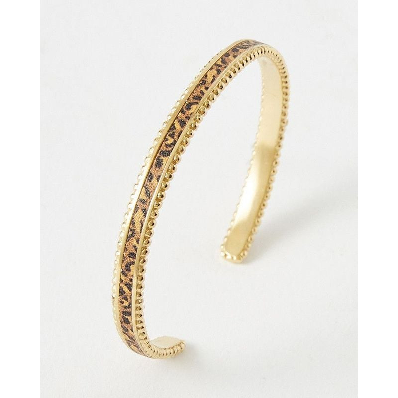 Bracelet jonc doré avec incrustation en cuir camel imprimé léopard et bords perlés, présenté de prof