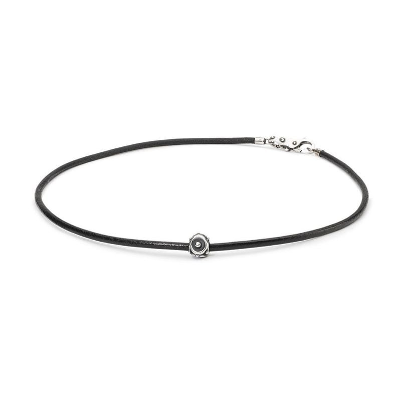 Collier Trollbeads en cuir noir avec une breloque argentée et un fermoir sur fond blanc