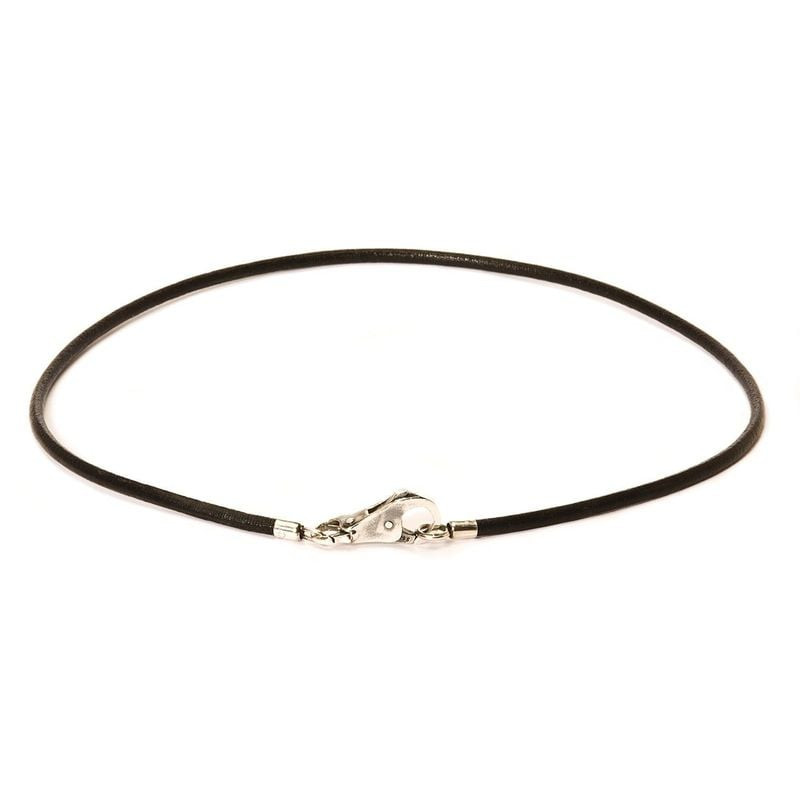 Collier Trollbeads en cuir noir avec fermoir mousqueton en argent poli sur fond blanc
