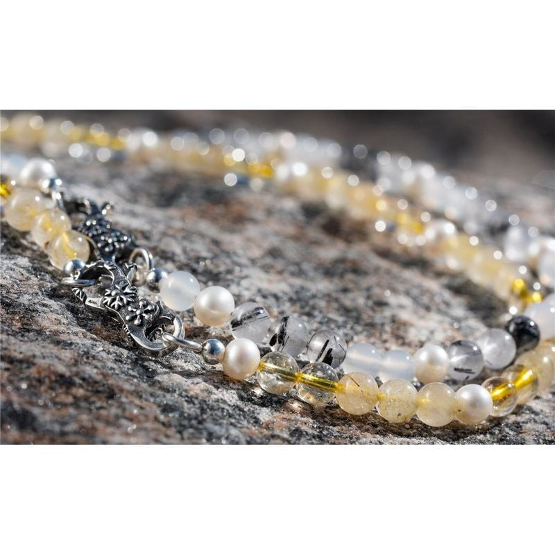 Collier Trollbeads Rêves d'Énergie Pierre Fine Multicolore porté sur une femme, ambiance estivale