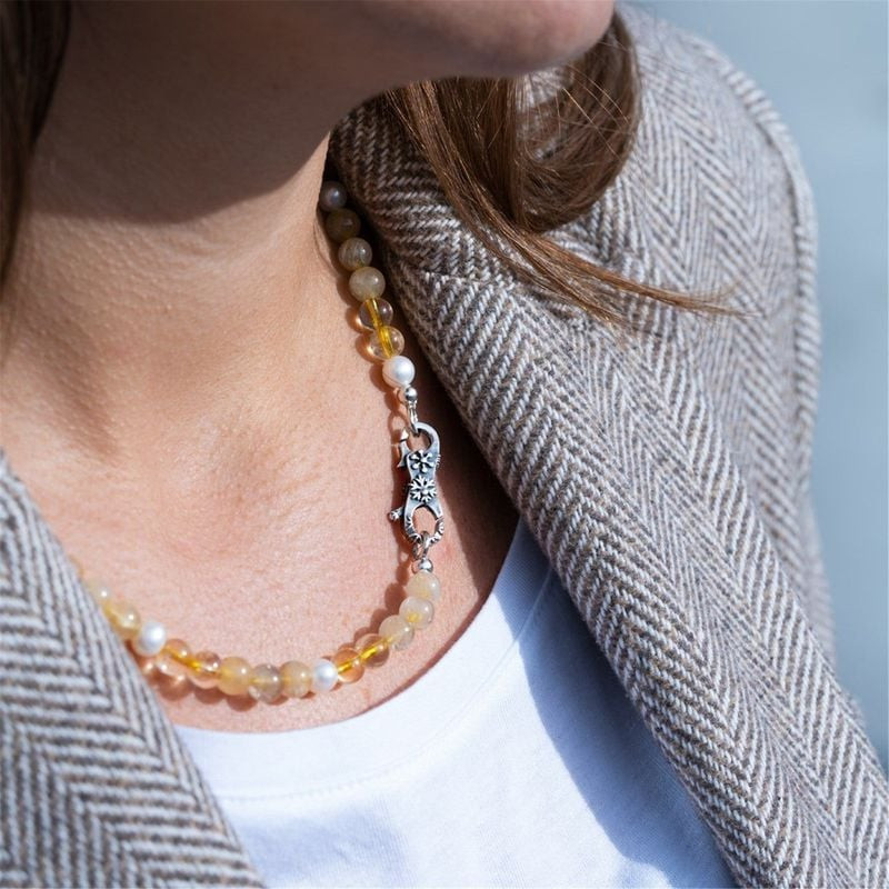 Porté, le collier Trollbeads Rêves d'Énergie Pierre Fine Multicolore illumine un look naturel et élé