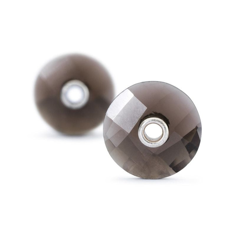 Deux pendentifs d'oreilles Trollbeads en quartz fumé facetté sur fond blanc, l'un net montrant le cœ