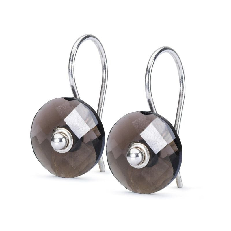 Paire de pendentifs d'oreilles Trollbeads en quartz fumé sur crochets en argent, fond blanc