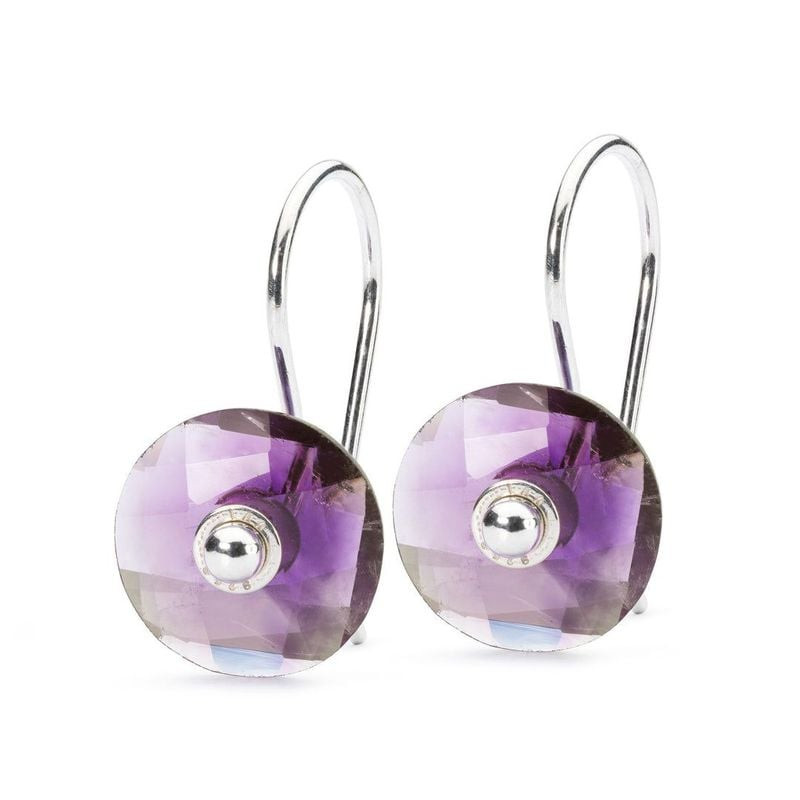 Packshot de la perle de boucle d'oreilles Trollbeads Améthyste Violette sur fond blanc