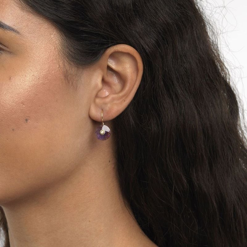 Perle de Boucle d'Oreilles Trollbeads Améthyste Violette portée en bijou élégant au quotidien