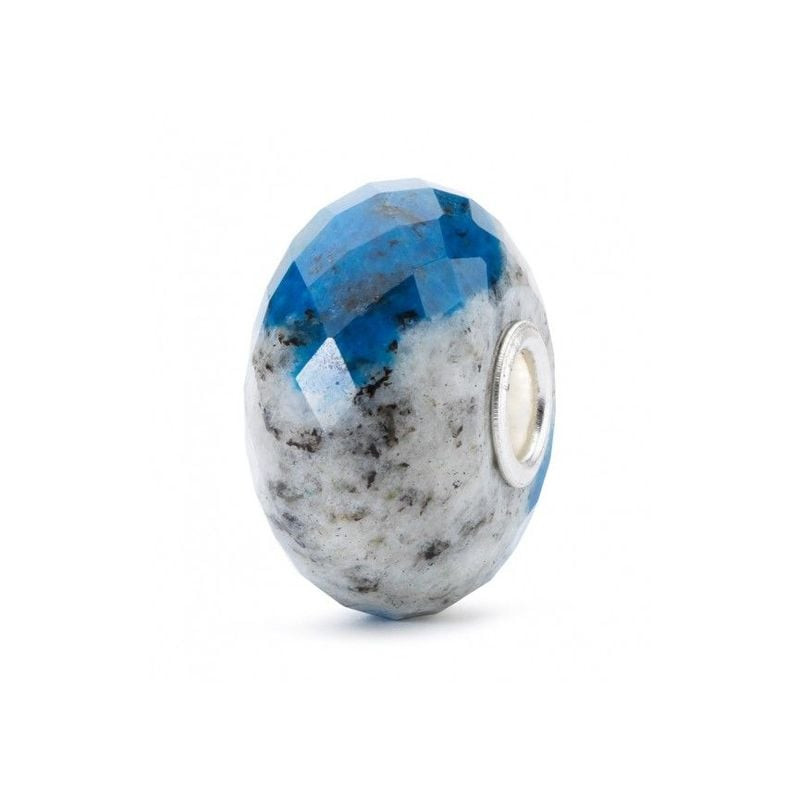 Charm Trollbeads pierre d'azurite avec cristaux bleus facettés et matrice de feldspath blanc sur fon