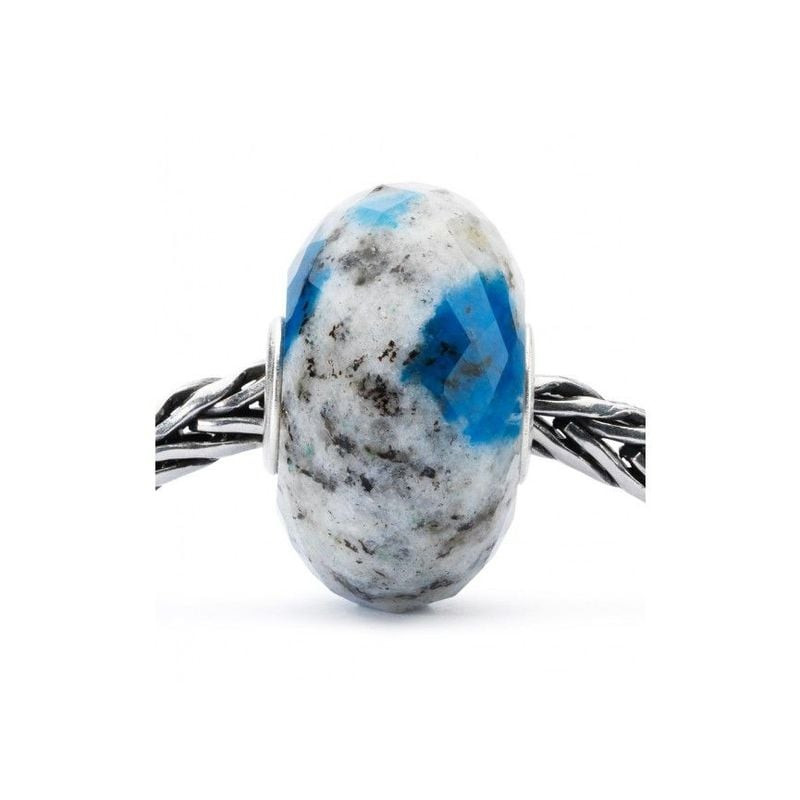 Perle d'azurite Trollbeads sur chaîne en argent, pierre bleue facettée et matrice blanche