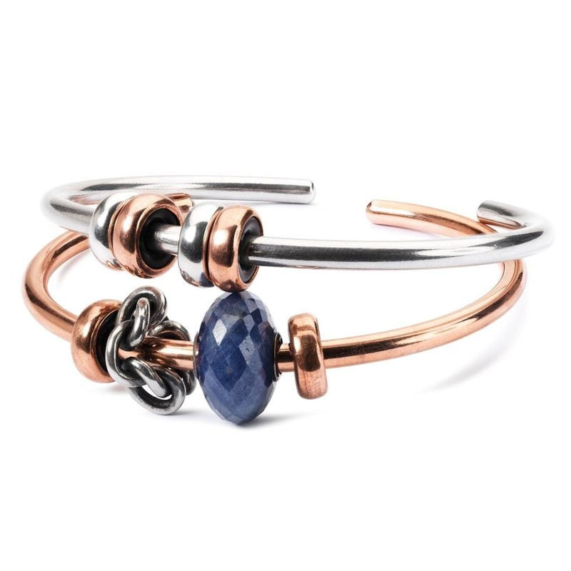 Perle en pierre précieuse Saphir Trollbeads portée sur un jonc torsadé en argent et cuivre avec d'au