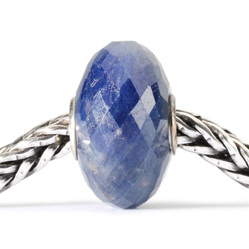 Vue de face de la perle Trollbeads Saphir bleue facettée enfilée sur une chaîne Trollbeads en argent