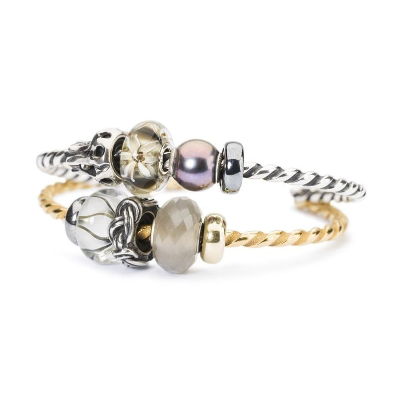 Perle de Bracelet Trollbeads Pierre de Lune Grise portée sur un bracelet, ambiance naturelle et chal