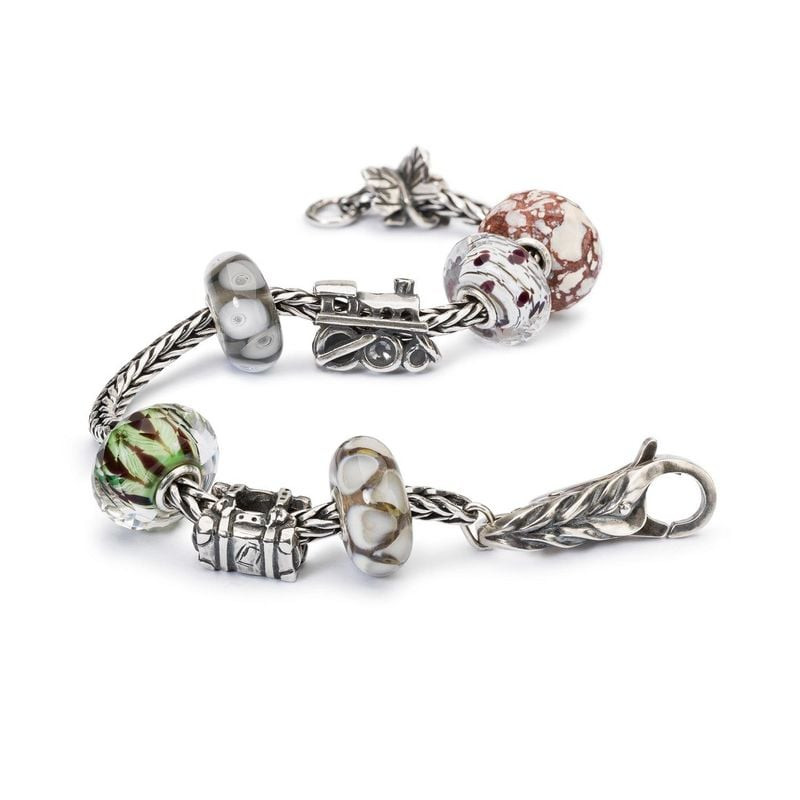 Perle de bracelet Trollbeads Aile d'Ange en alunite, pierre naturelle aux reflets doux, posée sur fo