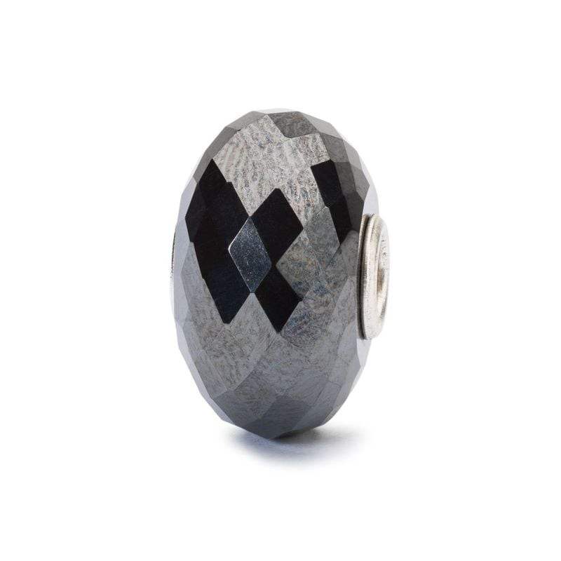 Perle TROLLBEADS Hématite métallique, vue de côté, surface facettée en damier aux tons gris argenté 