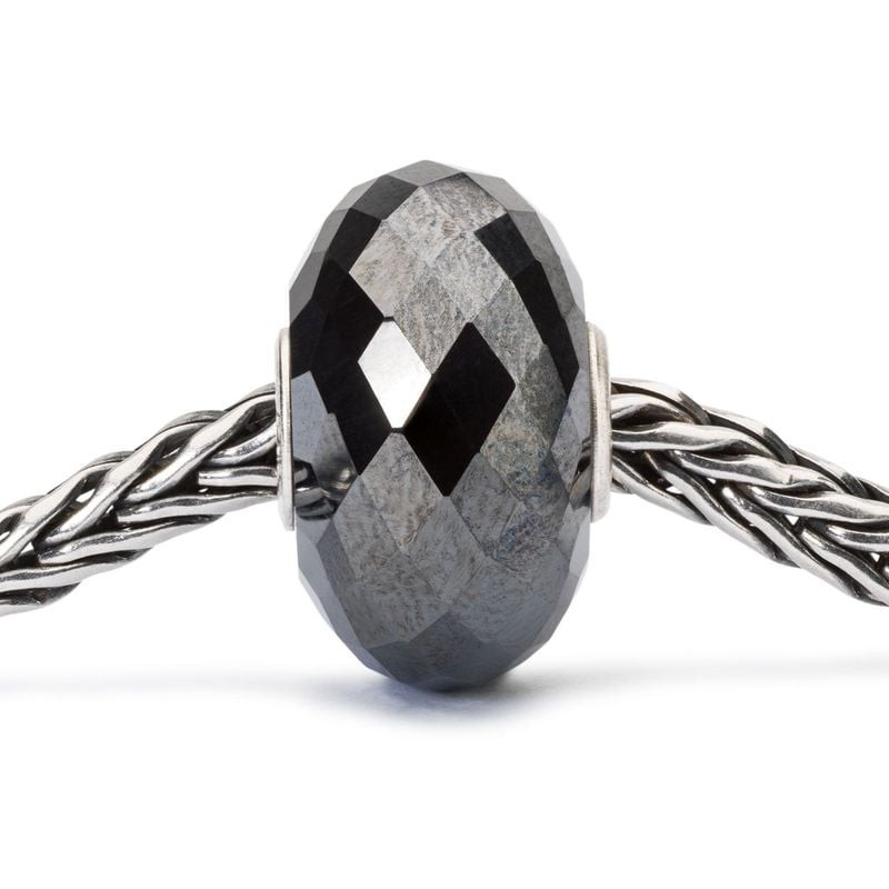 Perle TROLLBEADS Hématite métallique sur bracelet en argent tressé, vue de face avec motif de losang
