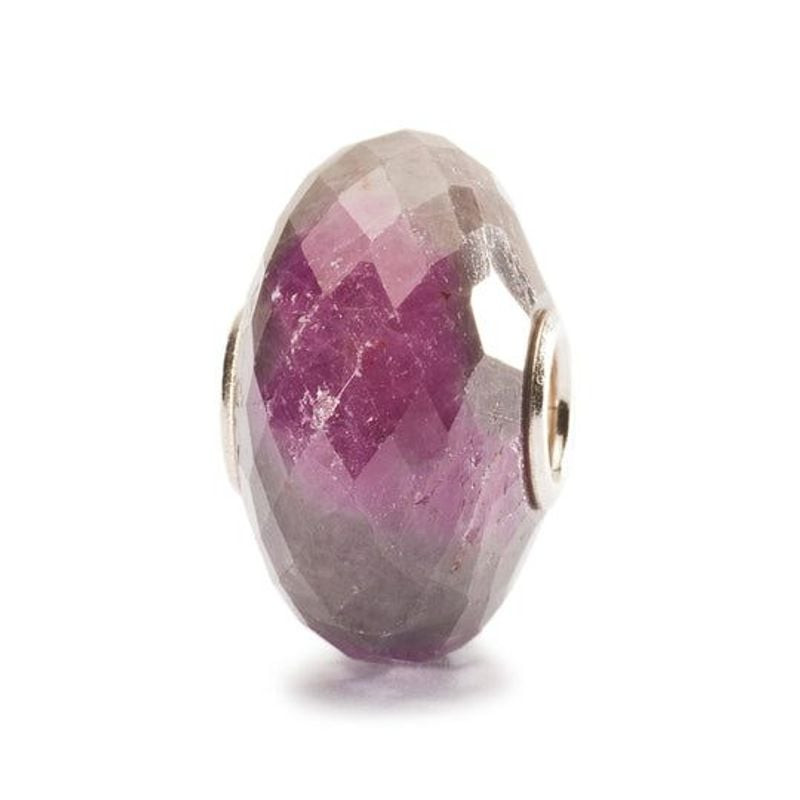 Packshot de la perle Trollbeads Facettée Pierre Rubis Rouge, pierre naturelle rouge facettée