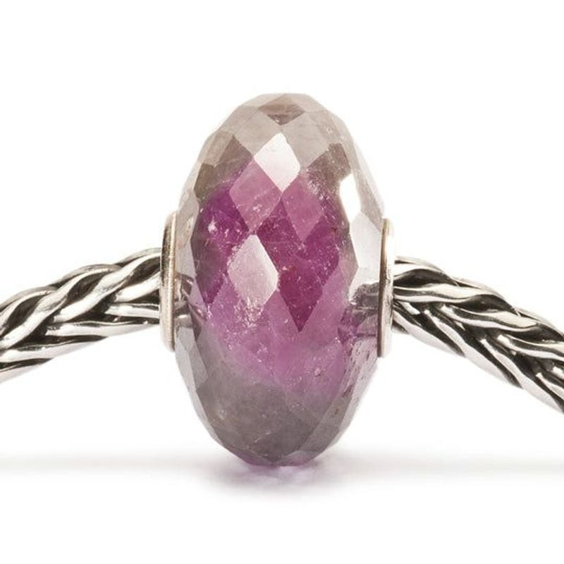 Détail de la Perle Trollbeads Facettée Pierre Rubis Rouge, montrant ses facettes et inclusions natur