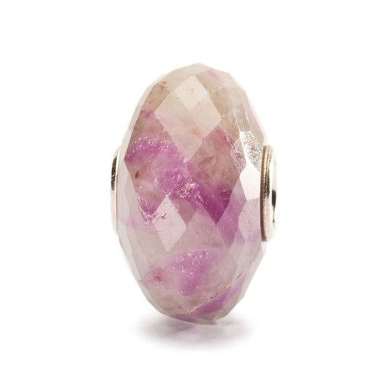 Packshot de la Perle Trollbeads Facettée Pierre Rubis Rouge, pierre naturelle taillée à la main.