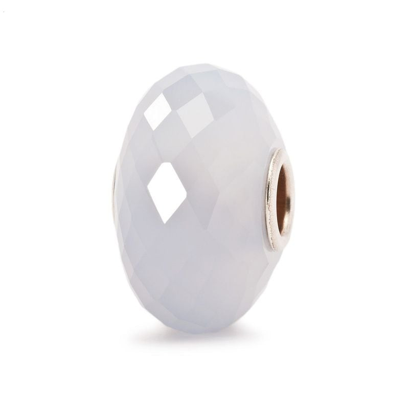 Perle Trollbeads Chalcédoine à facettes bleu pâle avec cœur en argent 925 sur fond blanc.