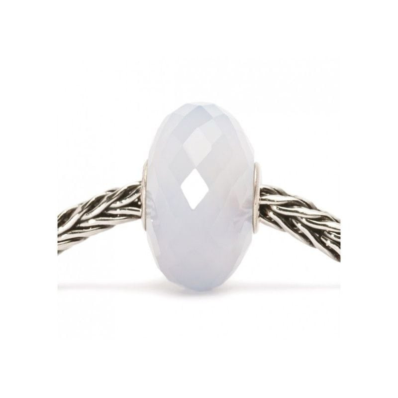 Perle TROLLBEADS Chalcédoine à facettes bleu pâle sur bracelet en argent tressé.
