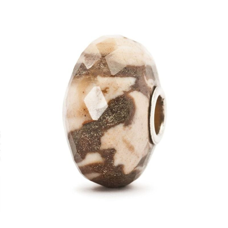 Perle Trollbeads Jaspe zébré, packshot montrant la surface facetée et le noyau en argent massif