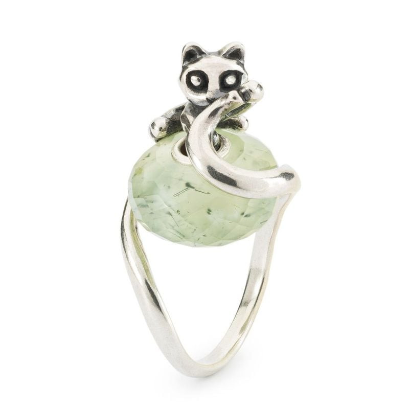 Perle Trollbeads Tourmaline en prehnite tenue dans une bague argent en forme de raton laveur, style 