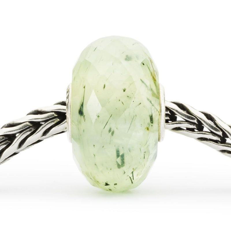 Perle Trollbeads Tourmaline en prehnite facettée enfilée sur une chaîne en argent sterling tressée, 