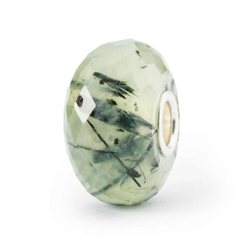 Perle Trollbeads en préhnite avec inclusions d'aiguilles de tourmaline noire sur sa surface facettée