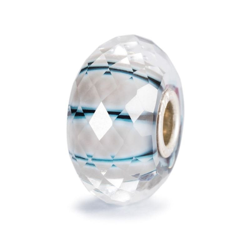 Charme Trollbeads Rayon de Lune en verre facetté sur fond blanc, avec surface à facettes et cœur en 