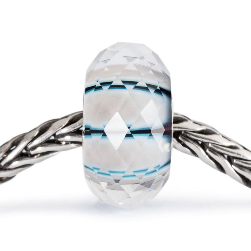 Charme Trollbeads Rayon de Lune facetté en verre sur une chaîne de bracelet en argent poli, fond bla