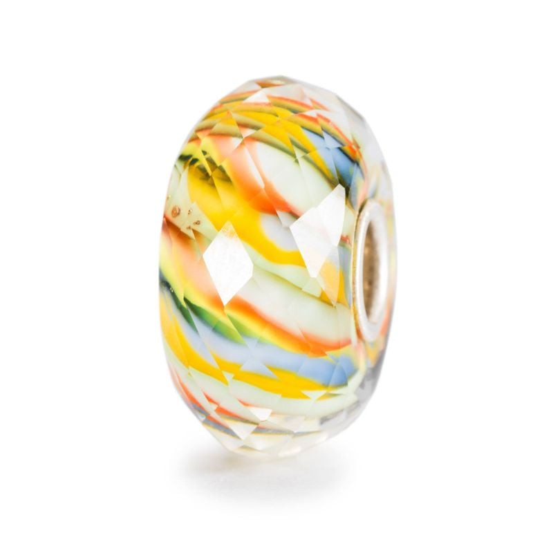 Perle de verre Trollbeads à facettes avec des rayures jaunes, orange et bleues tourbillonnantes sur 