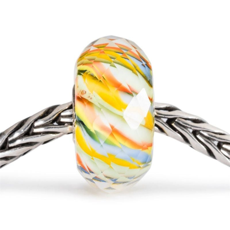 Perle en verre Trollbeads Rivière de la vie enfilée sur un bracelet Trollbeads en argent tressé