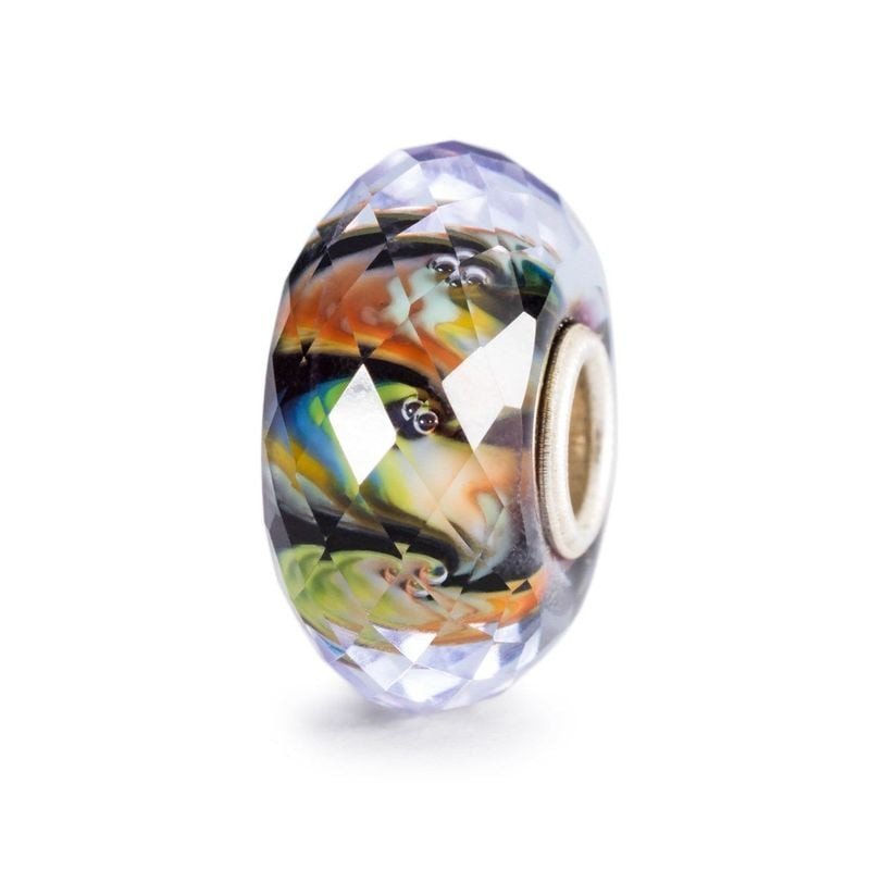Breloque Trollbeads en verre facetté avec volutes multicolores et cœur en argent sur fond blanc, vue
