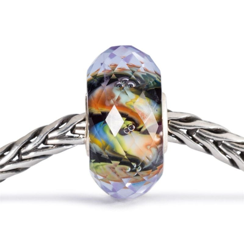 Breloque Trollbeads en verre facetté aux volutes multicolores sur bracelet chaîne en argent, vue de 