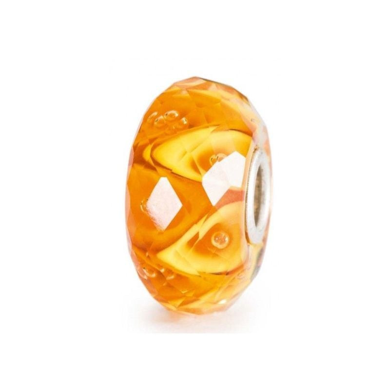 Perle de verre ambre Trollbeads à surface facettée et noyau en argent sur fond de studio blanc
