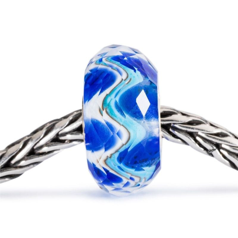 Perle Trollbeads Harmonie à Facettes en verre enfilée sur un bracelet en argent tressé, volutes bleu
