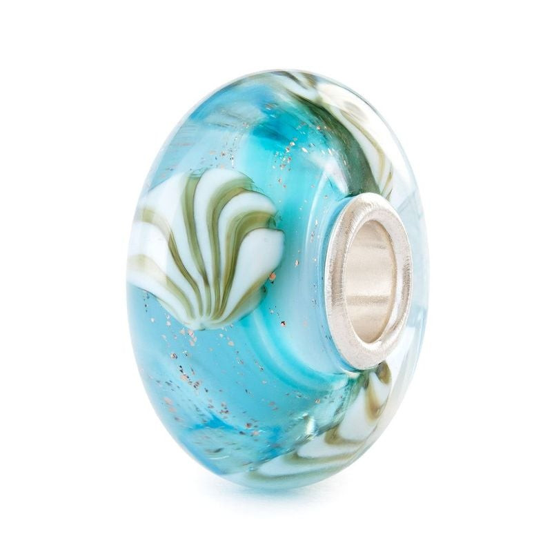 Perle en verre Trollbeads Cadeau de la Marée, vue inclinée avec âme en argent et motif coquillage