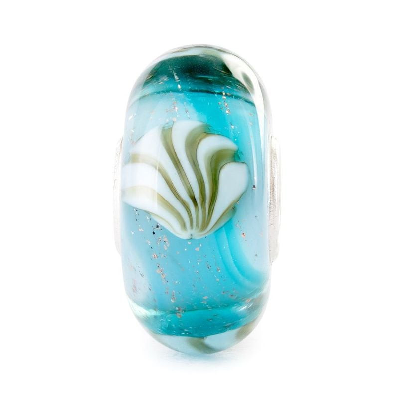 Vue de face de la perle Trollbeads Cadeau de la Marée en verre bleu avec motif de coquillage blanc